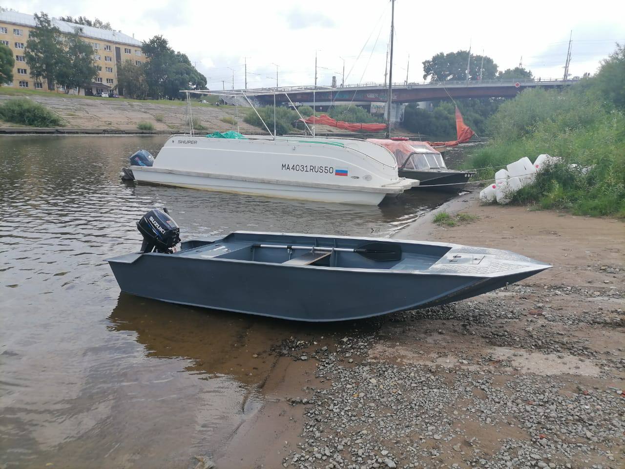 Лодка ЛОСЬ 400 Базовая у берега реки