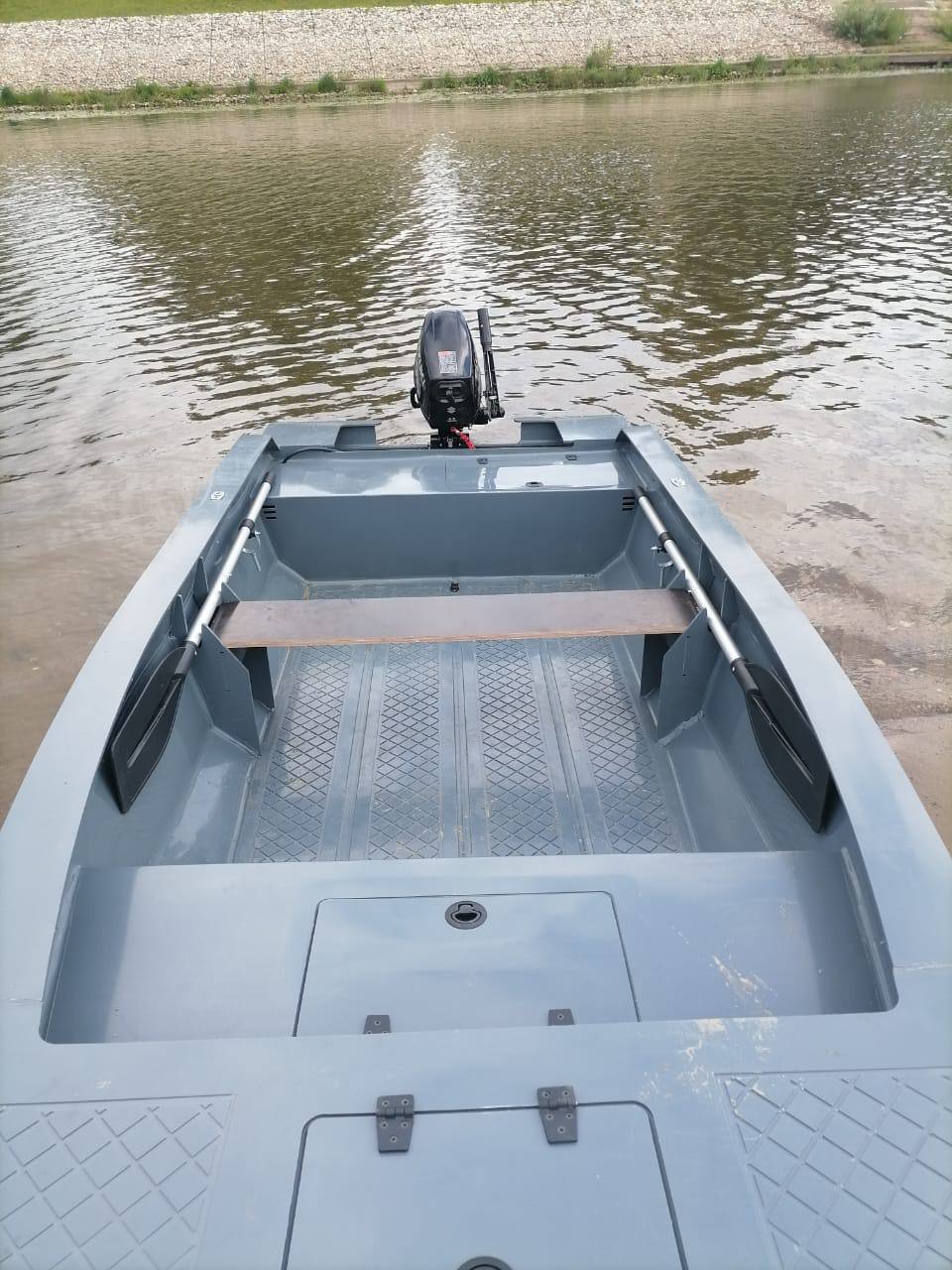 Лодка ЛОСЬ 400 — салон изнутри, настил и лавка