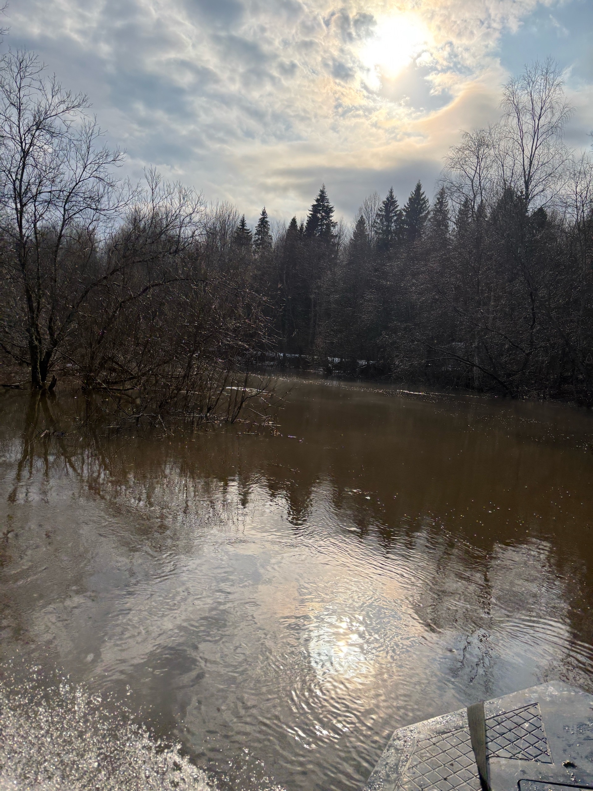Река Комела весной — солнце сквозь облака над разлившейся водой