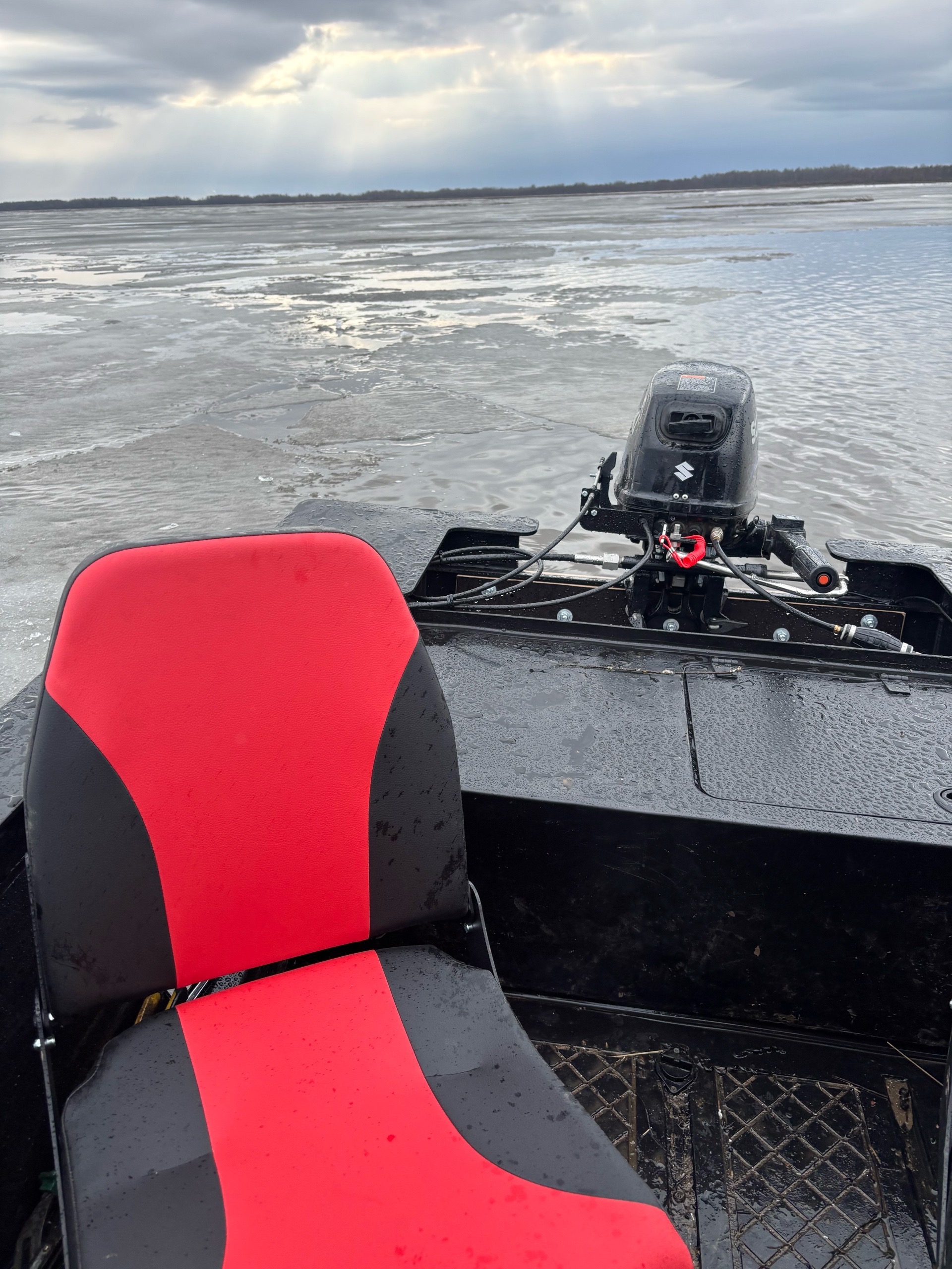 Никольское озеро в апреле — вид с борта ЛОСЬ 400 Сохатый, лёд на воде