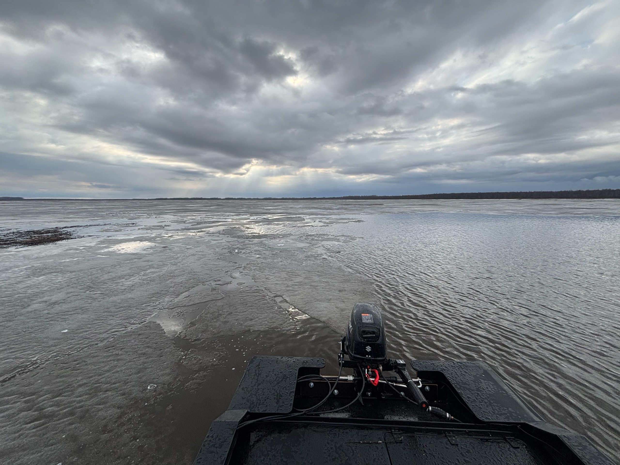 Никольское озеро — широкий вид с носа лодки, шуга и облака