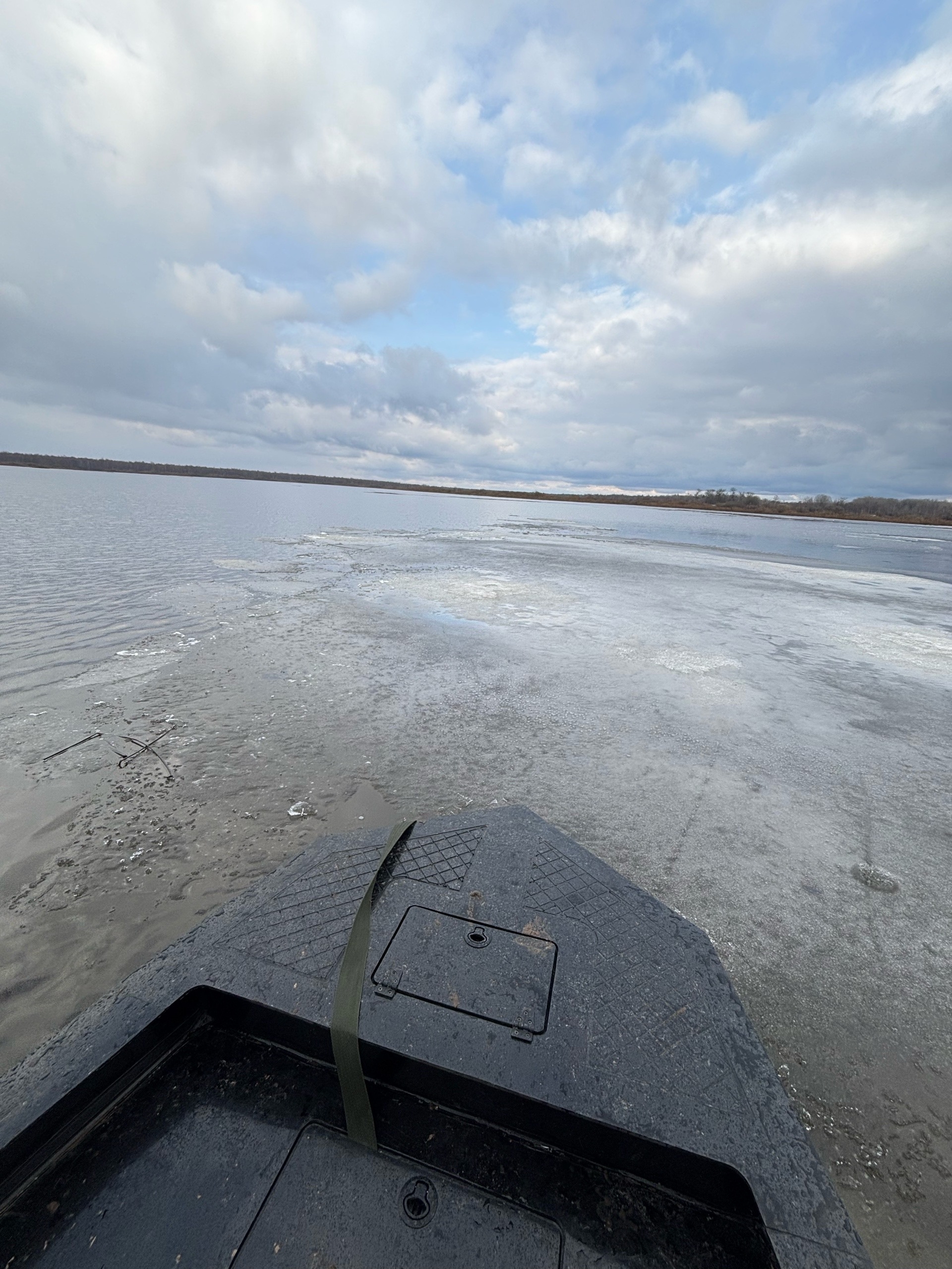 Никольское озеро весной — нос лодки и дрейфующие льдины