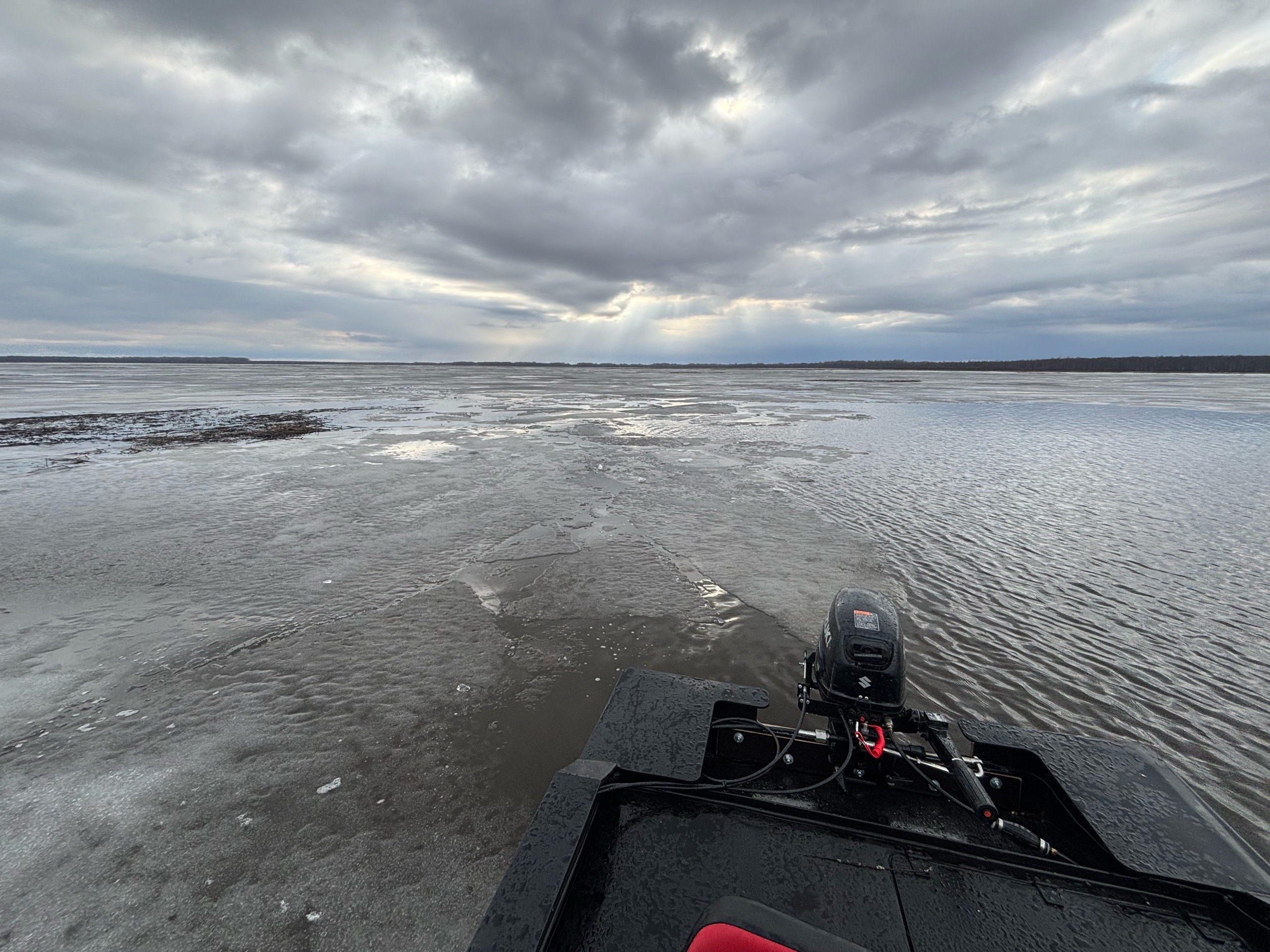 Никольское озеро — вид с кормы Сохатого на озеро с остатками льда