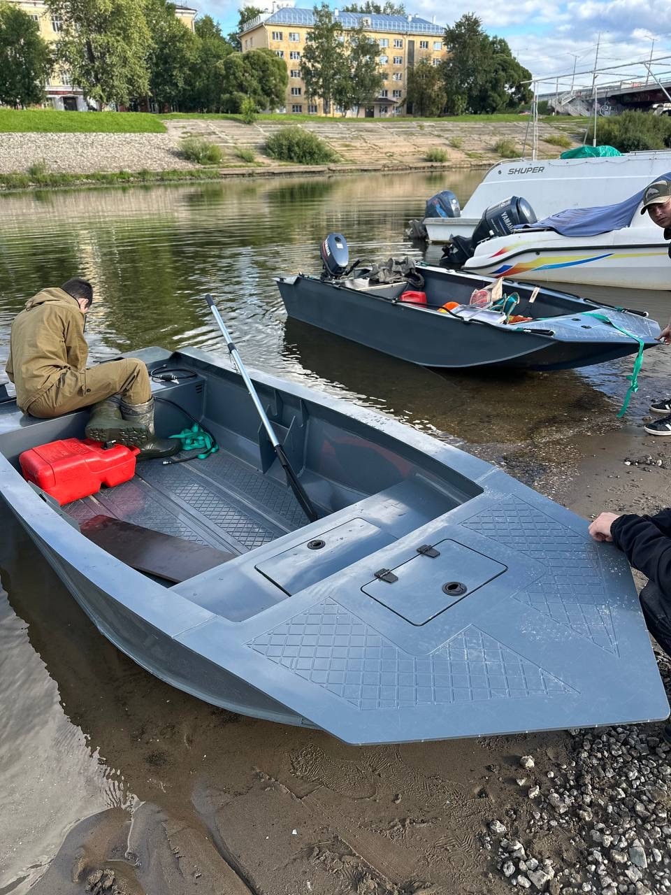 Моторная лодка ЛОСЬ 400 из ПНД на воде — вид сбоку