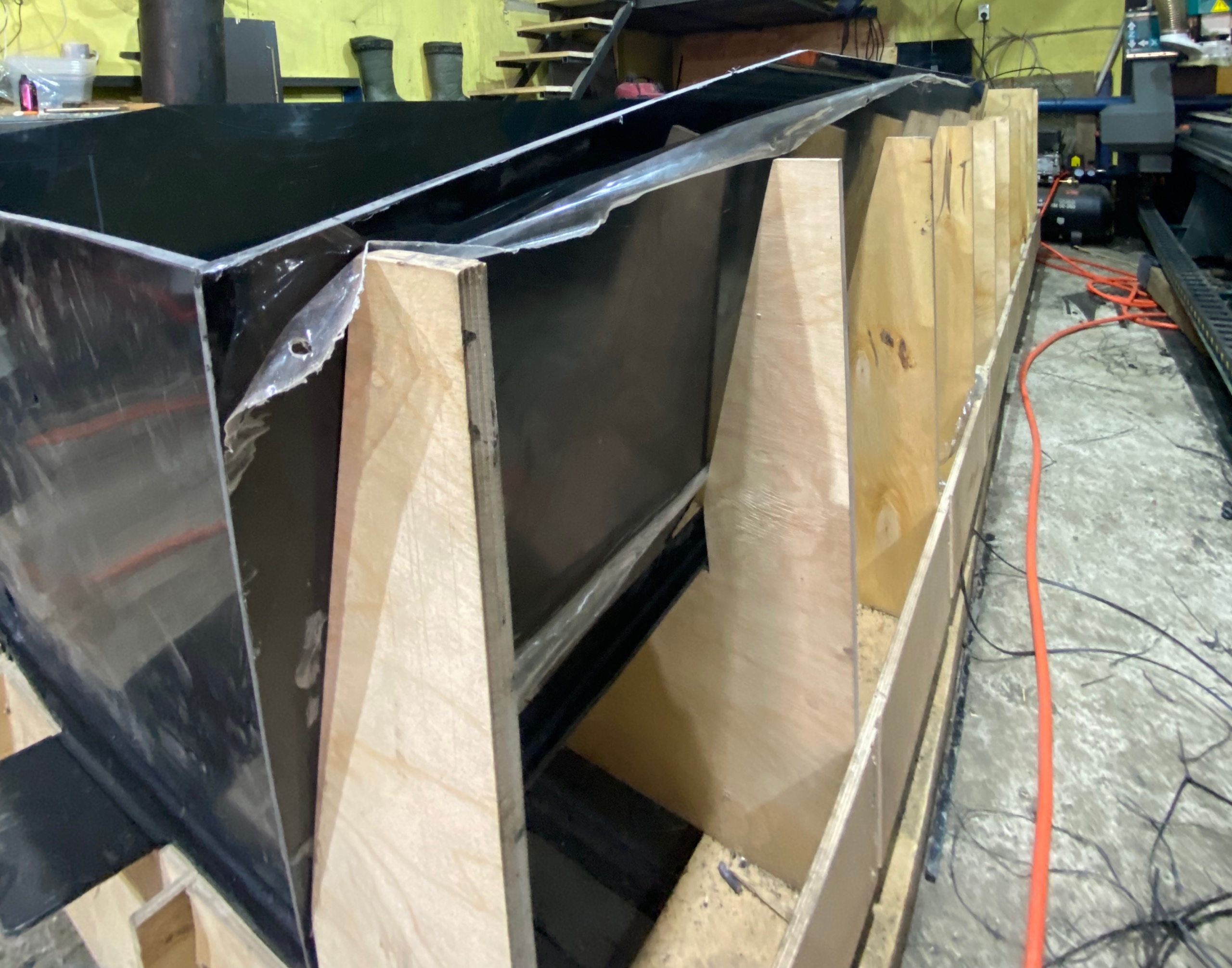 Корпус лодки ЛОСЬ 400 — вид с носа, цех Вологда