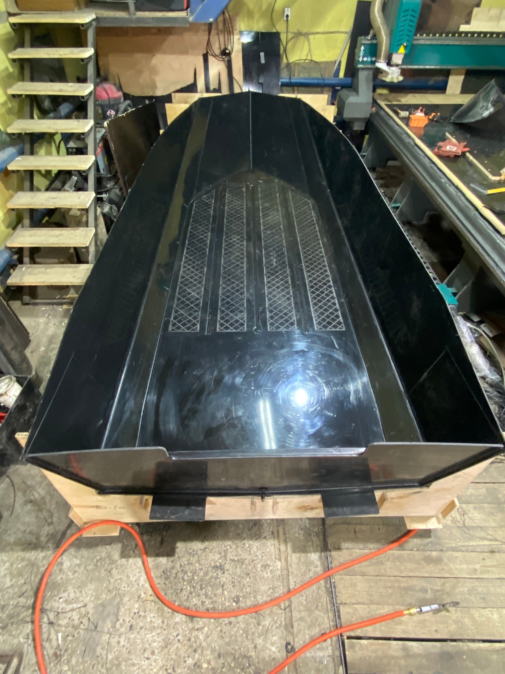 ЛОСЬ 400 — вид сверху, готовый корпус в цехе