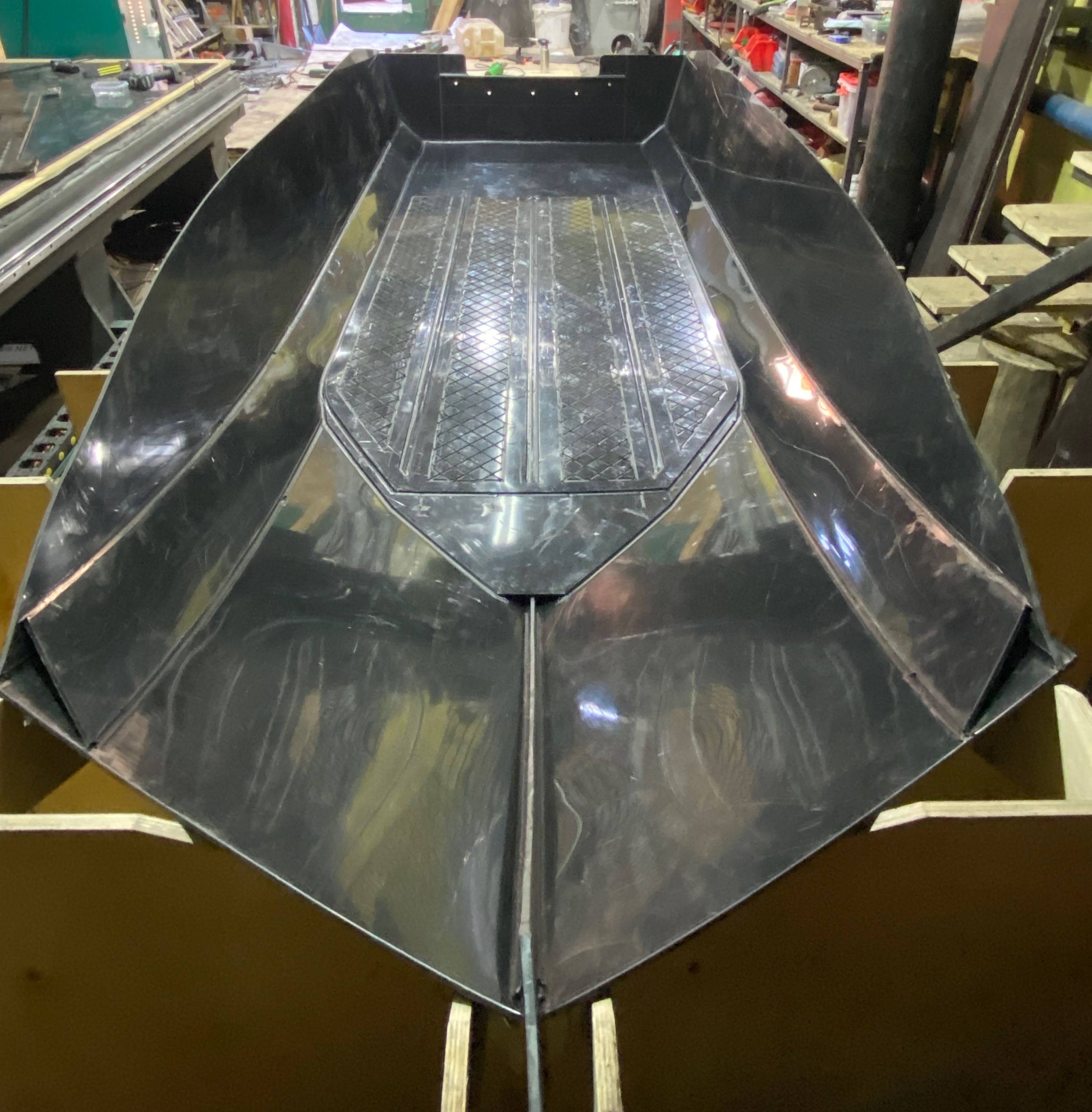 Противоскользящий настил лодки ЛОСЬ 400 крупный план