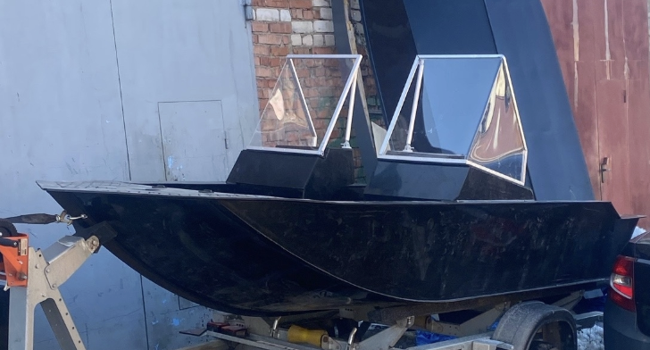 Лодка ЛОСЬ 400 Сохатый — закрытая рубка