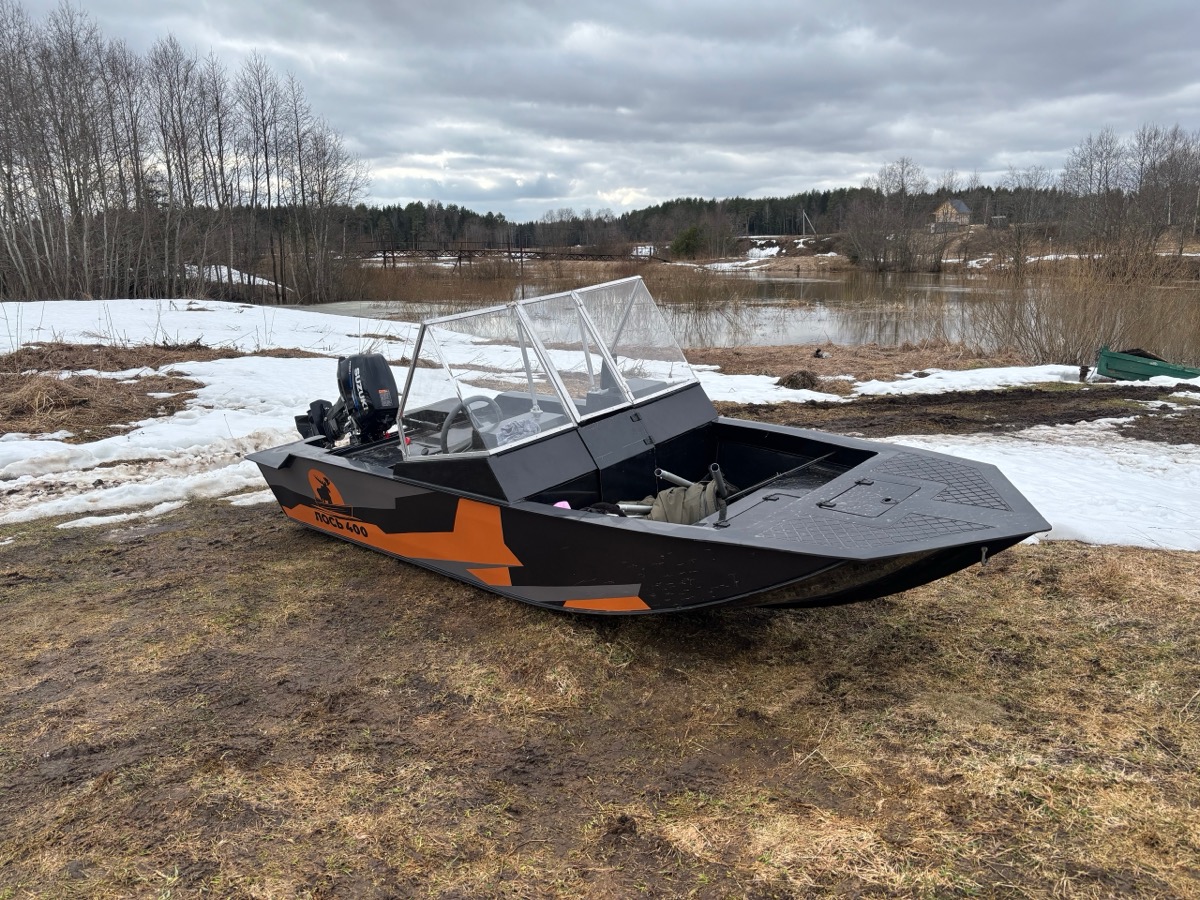 Лодка ЛОСЬ 400 Сохатый на берегу
