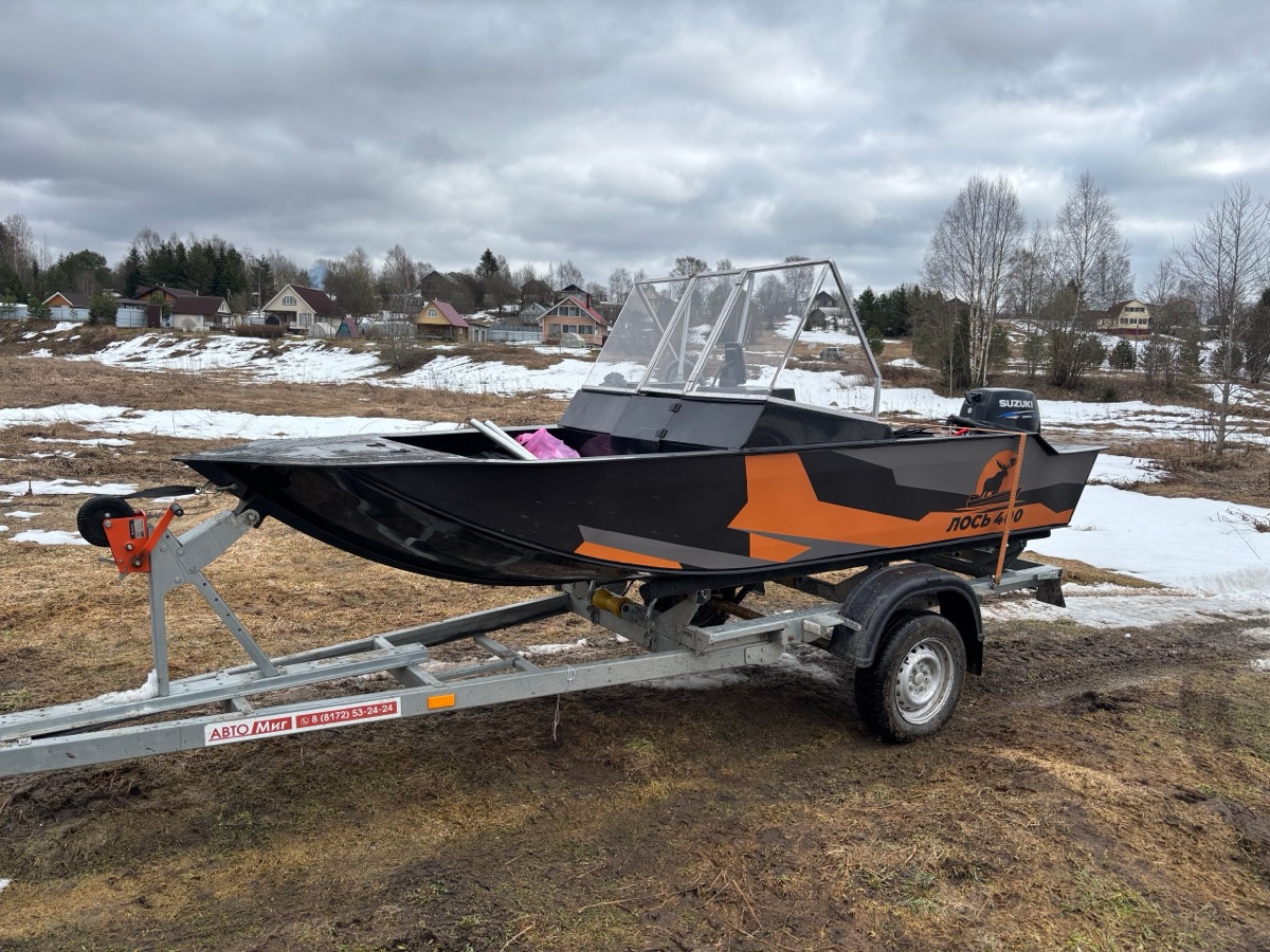 Лодка ЛОСЬ 400 Сохатый на прицепе — вид сбоку