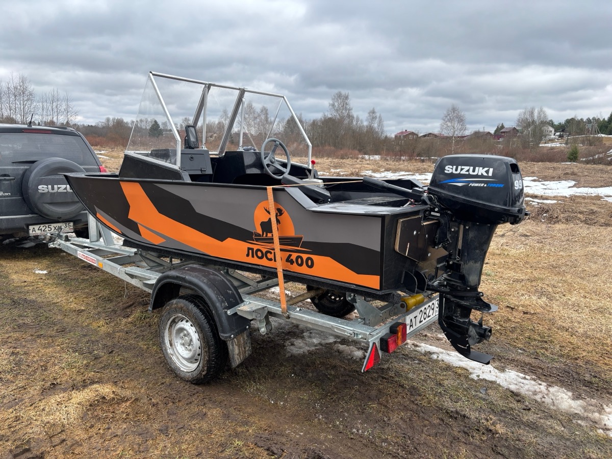 Лодка ЛОСЬ 400 Сохатый на прицепе с мотором Suzuki — вид сзади